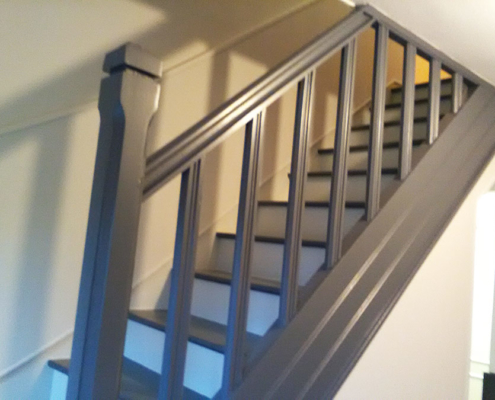 Escaliers repeints en gris Barvec décoration